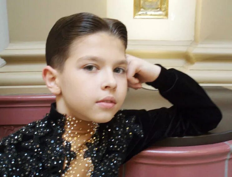 Прическа для мальчика на выпускной. Прическа для мальчика бальные танцы. Прическа для мальчика бальные танцы. Детские мужские стрижки. Прическа для мальчика спортивные бальные танцы.