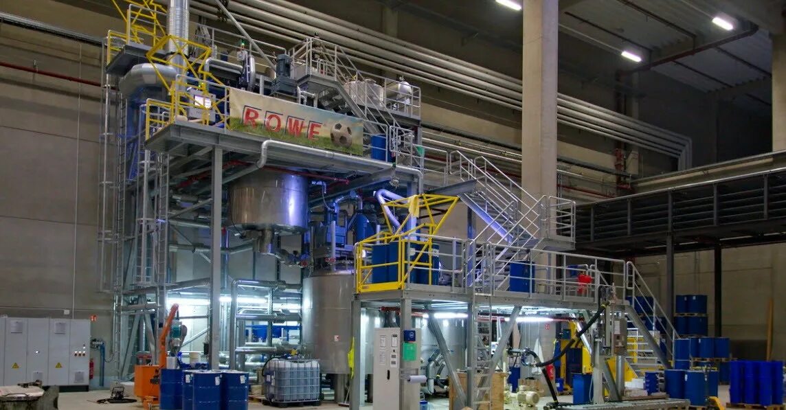 Моторное масло в двигателе. Завод по производству моторных масел. Смазочные масла. Моторные масла для сельскохозяйственной техники. Завод масел машинного.