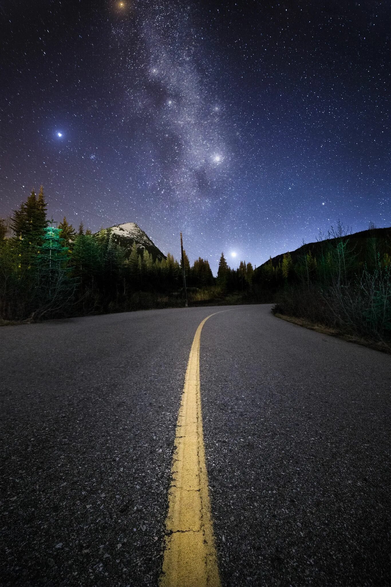 Дорога ночью. Ночное небо и дорога. Ночь дорога звезды. Дорога к звездам.
