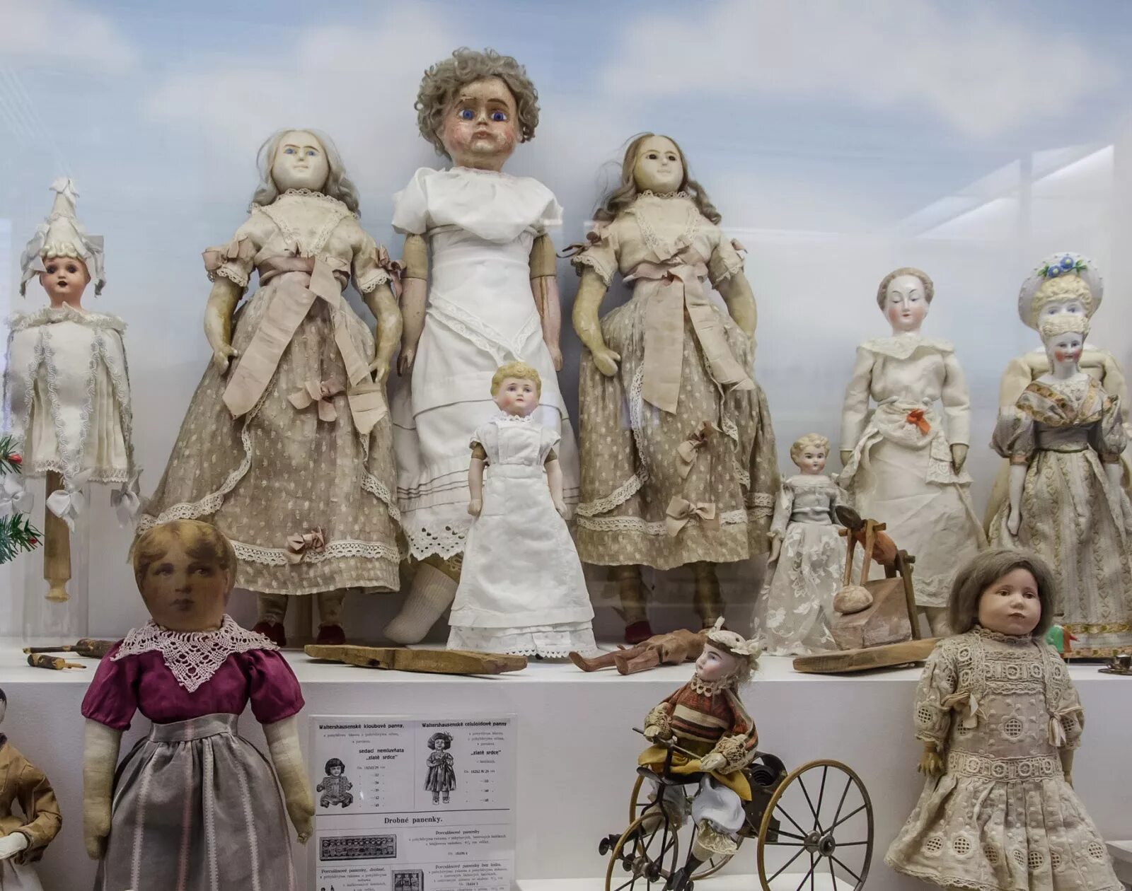 В каком веке были игрушки. Тряпичная кукла 19 века. Самые первые куклы. Древние куклы. Средневековые куклы.