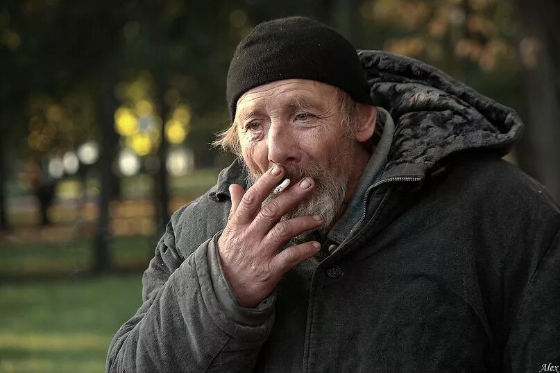 Мужичок ты пошто животину тиранишь. Крестьянин на одной ноге. Мужичок. Человек с гармошкой. Дедушка с гармонью.