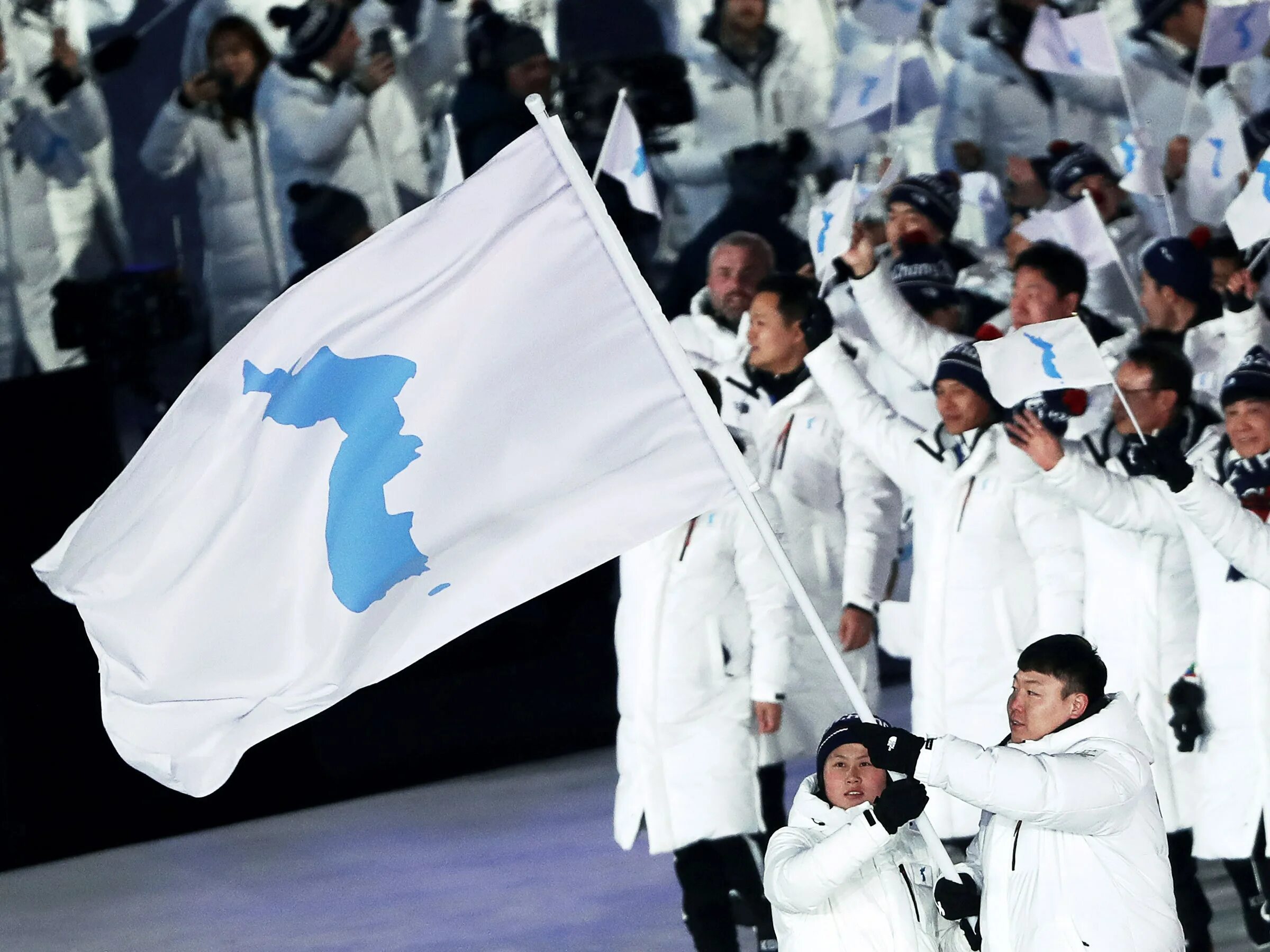 Олимпийские игры 2018 страны. Единый флаг Кореи на Олимпиаде. Объединение Кореи флаг. Сборная Северной Кореи на Олимпиаде.