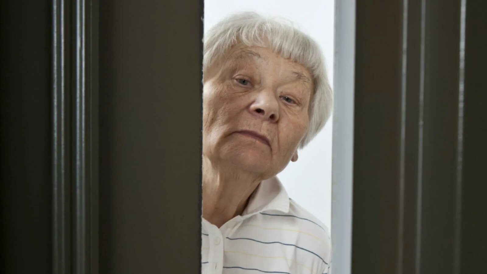 Бабушка открывает дверь. Бабка за дверью. Старушка открывает дверь. Бабка открой дверь