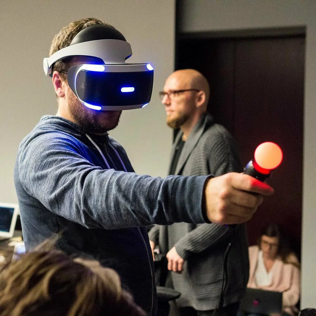 В новом виртуальном мире. Шлем плейстейшен VR. Sony PLAYSTATION VR HTC Vive Oculus Rift VR. VR Oculus Rift ps4. Виар очки 360 градусов.