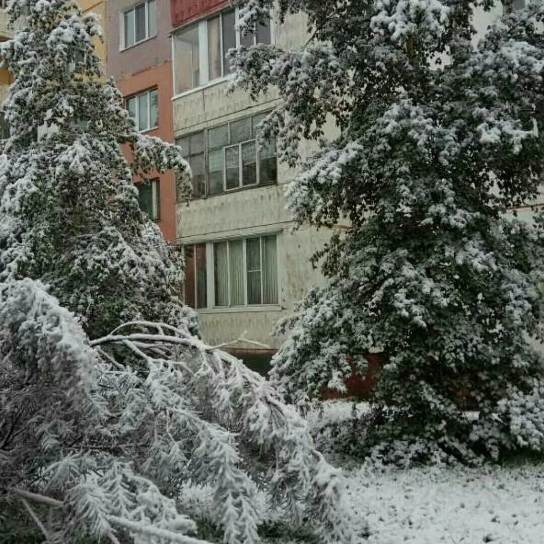 Летний снег. Снег летом в Нерюнгри. Снег летом. Снег в августе. Снежное лето.