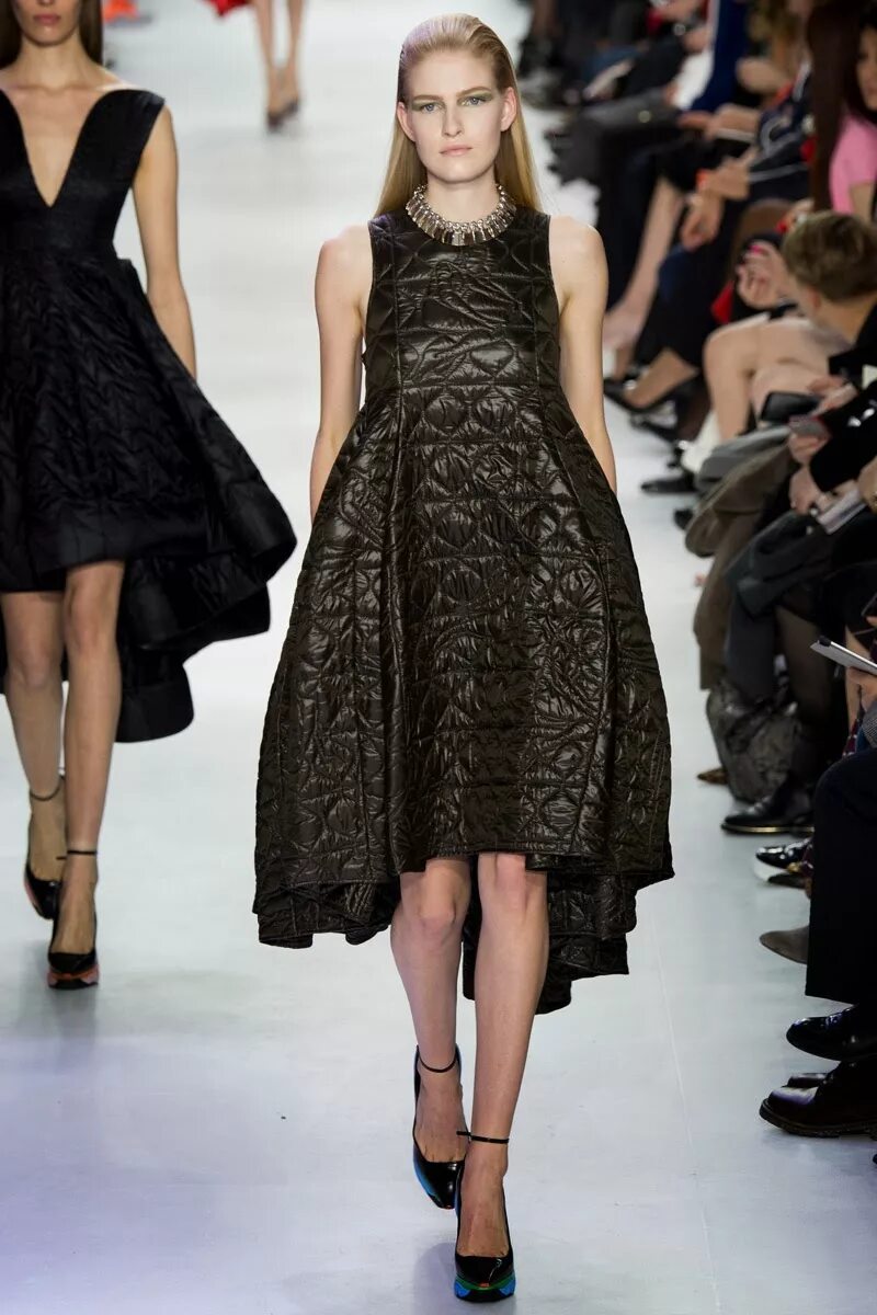 Dior 2014. Кристиан диор осень-зима 2014-2015 коллекция. dior fw 2014. подиум valentino осень зима 2014 2015. диор осень зима 2014.