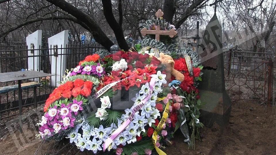 Донбассе убивали детей. Похороны детей погибших в донецке. могилы детей донбасса в днр. могилы погибших детей на донбассе.