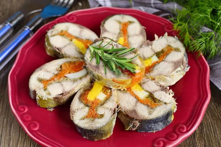 Закуска с перепелиными яйцами. Салат из скумбрии. Яйцо со скумбрией. Рыбный рулет из скумбрии. Салат из консервы скумбрия с яйцом.