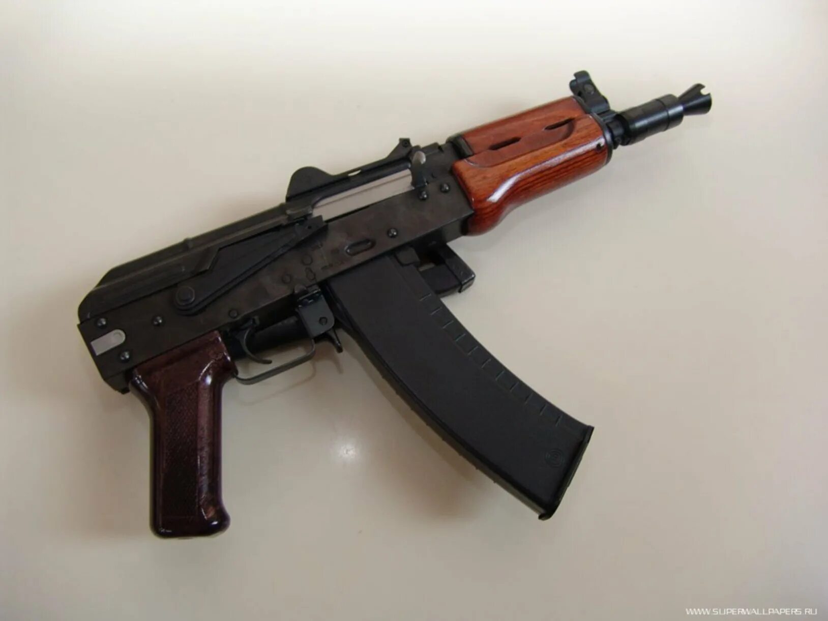 С ней у автомата. Акс-74у автомат. Акс-74у автомат. Ak 74 kalashnikov. Акм 47 фото автомат.