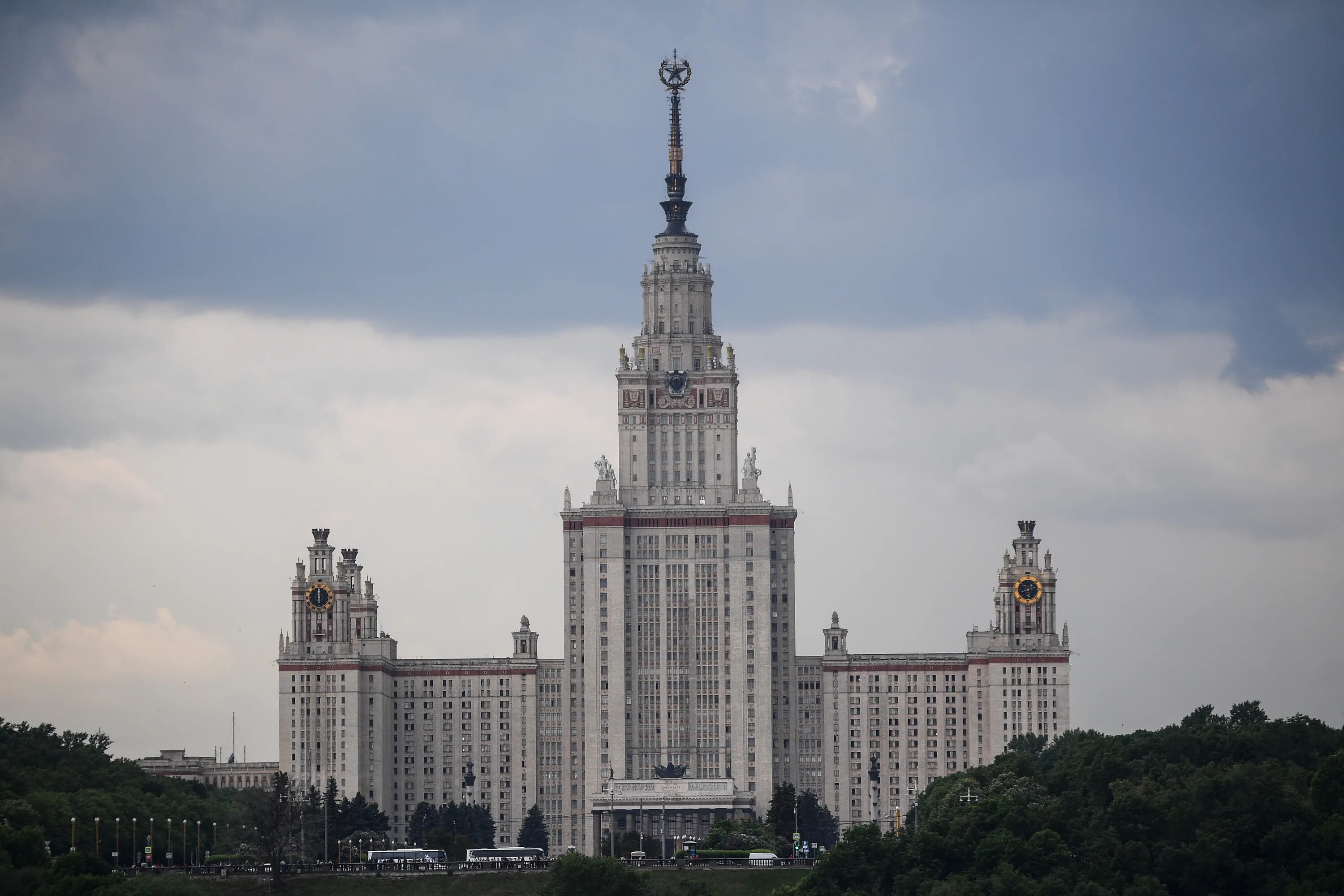 Вес мгу. МГУ им Ломоносова. Комплекс зданий МГУ на Воробьевых горах. Мехмат МГУ здание. Университет имени Ломоносова в Москве.