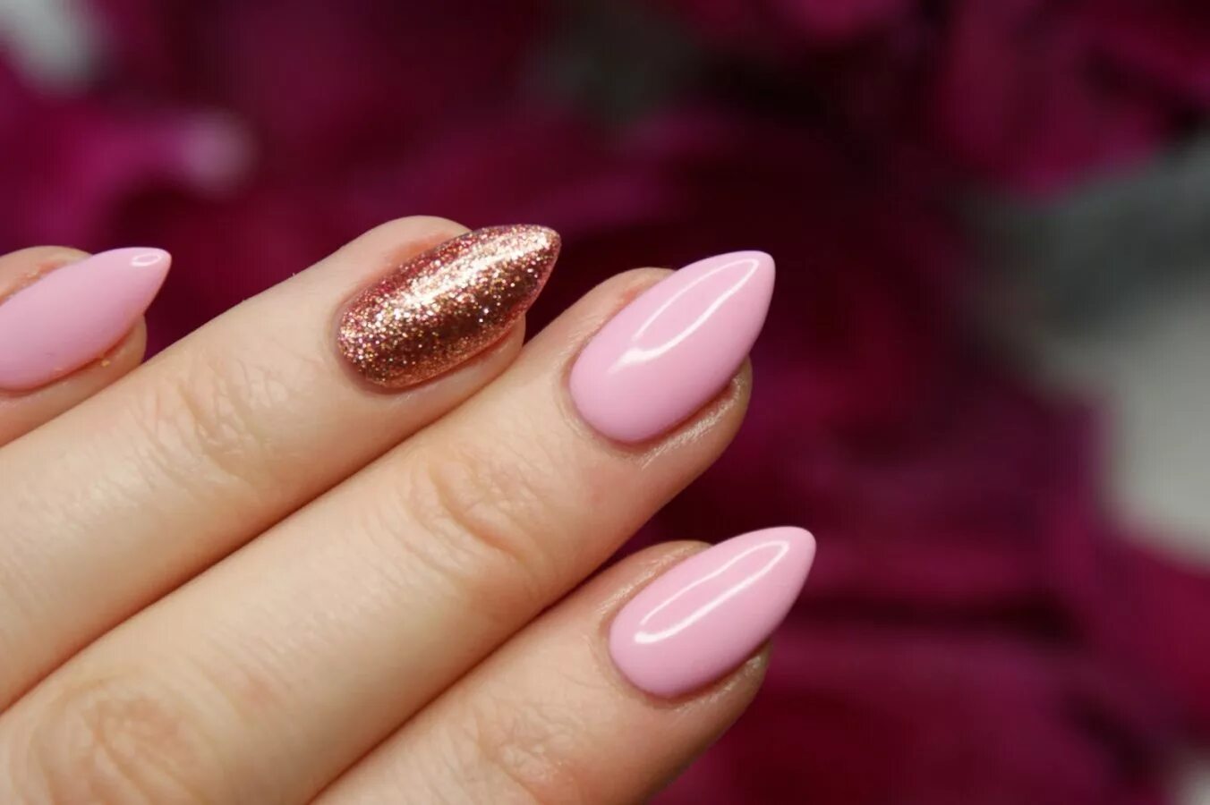 Ногти розовый с золотым. Маникюр розовый с золотом. Ногти розовые с золотом. Ногти розовое золото. Золотисто розовый маникюр.