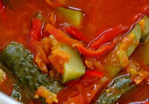 Лечо из огурцов на зиму невероятно вкусная. Лечо из огурцов с помидорами. Лечо из огурцов. Лечо с огурцами и помидорами и перцем. Лечо из огурцов с помидорами.