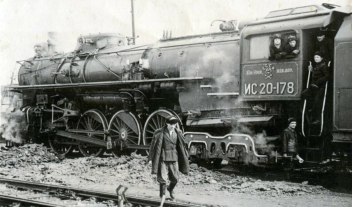 Пассажирский паровоз "Иосиф Сталин". Паровозы СССР В депо. Паровозное депо 1930. Паровоз Иосиф Сталин. Кочегар на паровозе