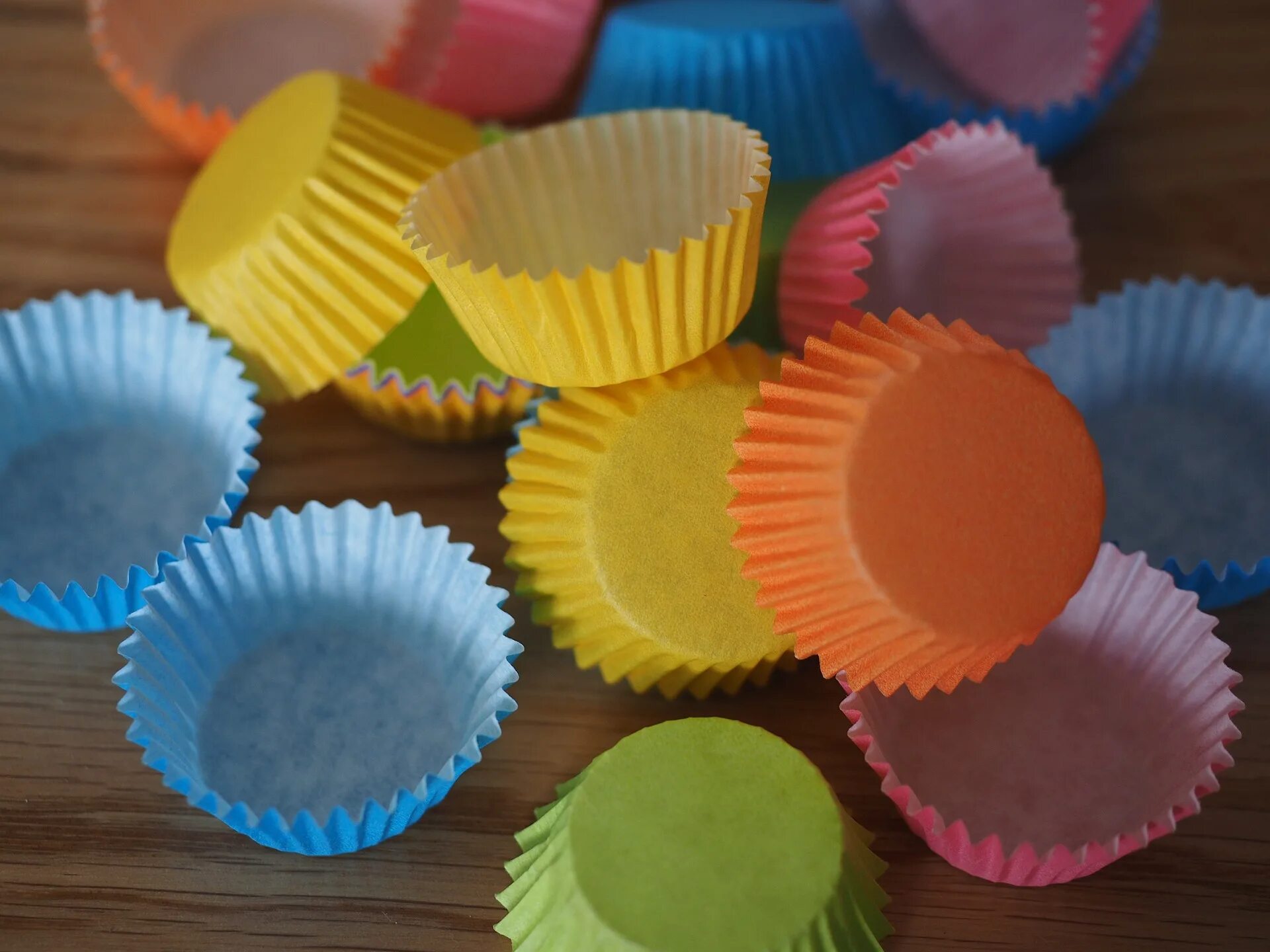 надо ли смазывать силиконовую форму для выпечки. на что заменить бумажные формы для кексов. бумажные формы для кексов. нужно ли смазывать бумажные формы. выпекать в бумажных формочках.