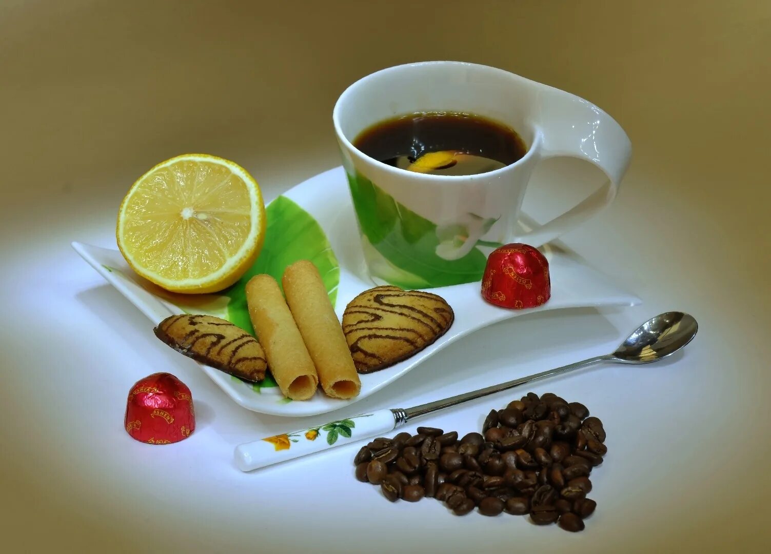 Открытка мужчине утром. Доброе утро кофе в постель. Кофе для любимой. Чашечка кофе с лимоном. Доброе утро и чашечка кофе в постель.