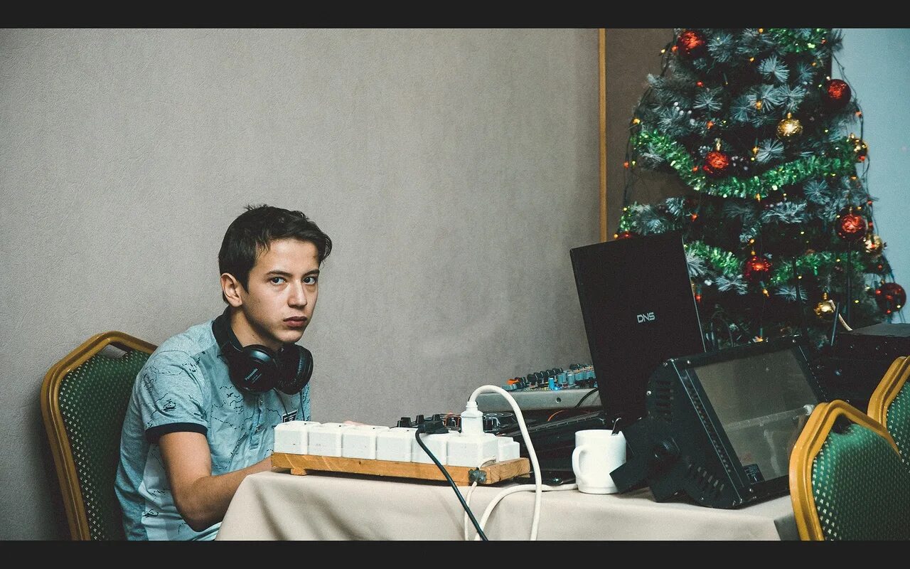 Диджей на темном фоне. Atl (рэпер) фото. Грустный диджей atl. Грустный диджей atl текст. Avicii.