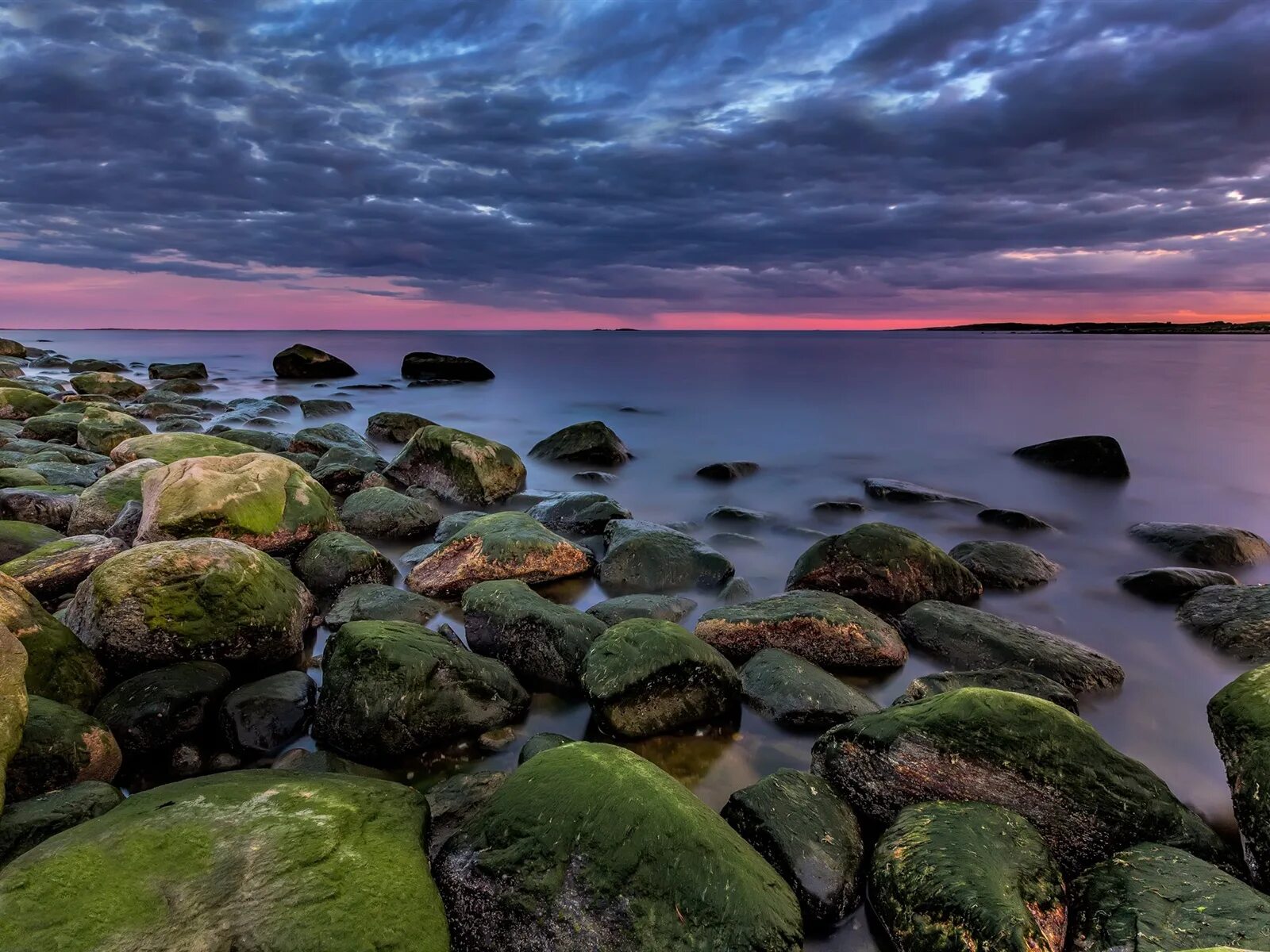 Mos clouds. Море камни пейзаж. Мшистые камни закат. Закат у моря в Норвегии. Море камни мох.