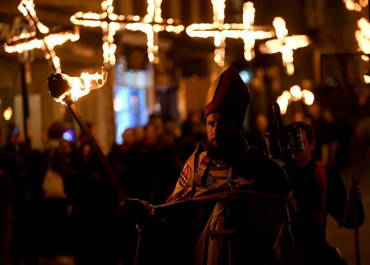 Ночь гая фокса в великобритании. Bonfire night праздник в англии. Зомбительно но окэээ. Зомбительно но окэээ. Ночь гая фокса в великобритании.