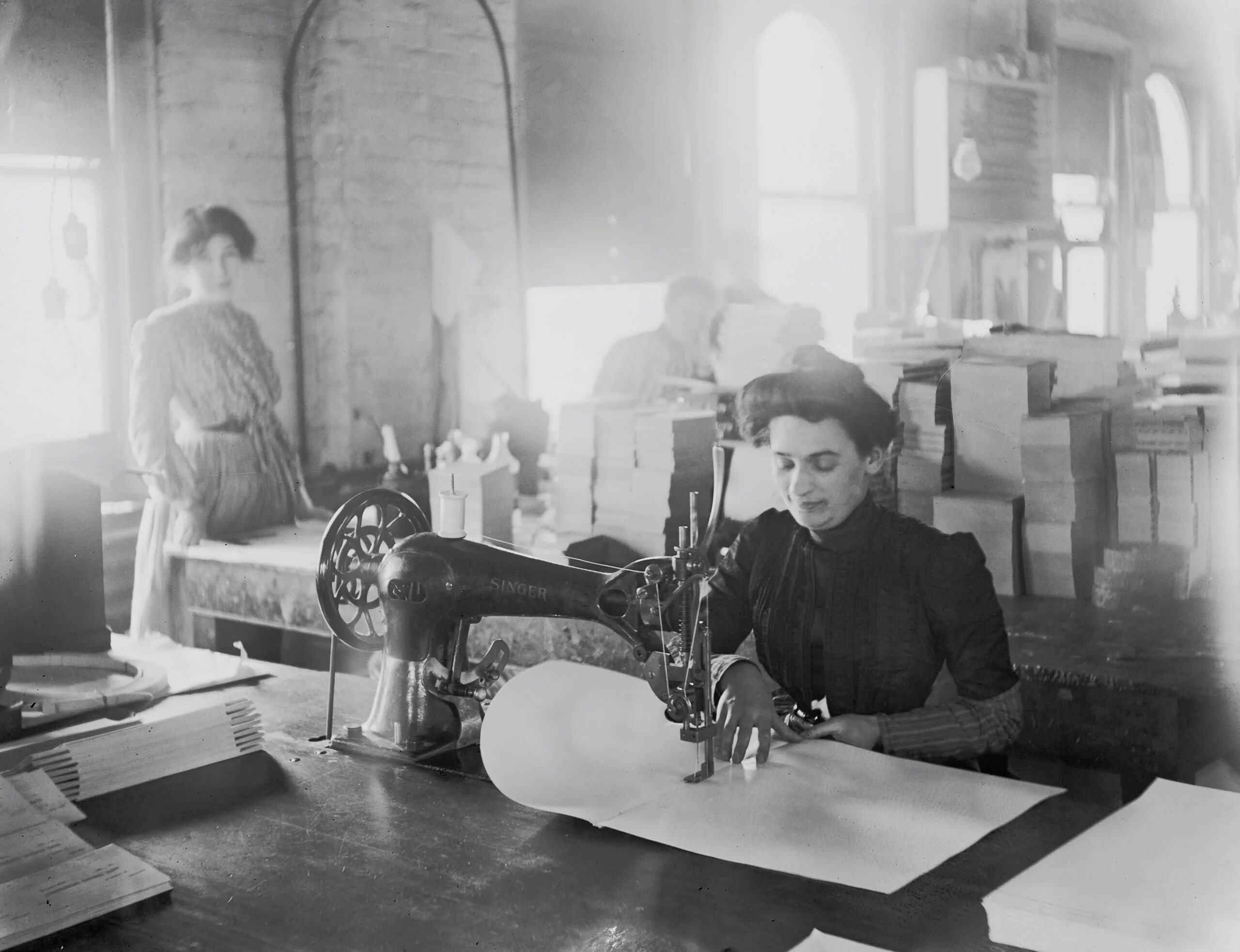 Швейные фабрики Зингера 20 век. Швейная фабрика Зингера 19 век США. Фабрика Германии швейная машина 19 века. Швейная фабрика начала 20 века в России.