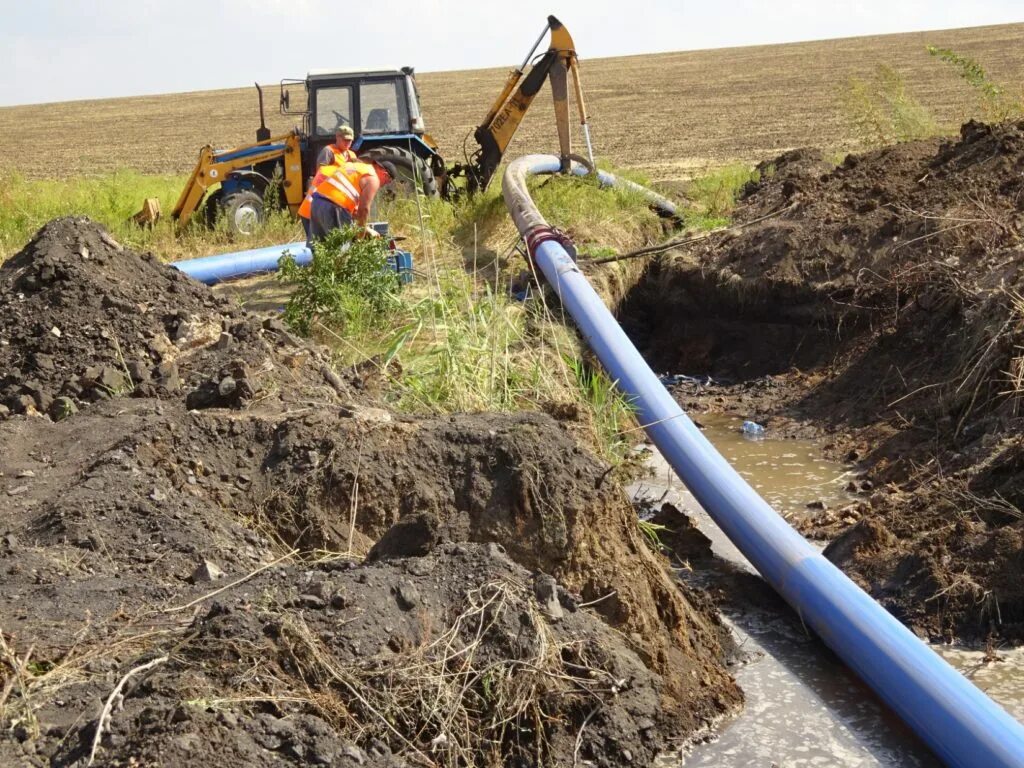 ижводоканал. замена участка полотна. ход строительства теплотрассы стадиона машиностроителя фото. замененный участок. копка экскаватором.