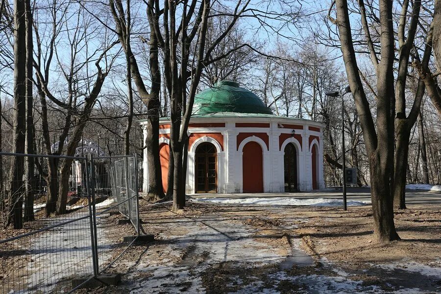 Охотничий домик в нескучном саду. Нескучный сад в москве охотничий домик. Нескучный сад в москве охотничий домик. Охотничий домик в нескучном саду. Павильон «охотничий домик» в нескучном саду.