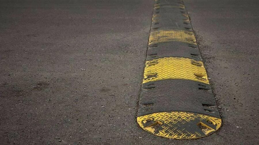 лежачий полицейский. переезд лежачих полицейских. рампа jumbo лежачий полицейский 5 x 50 см жел-чер,. искусственная неровность на дороге. переезд лежачих полицейских.