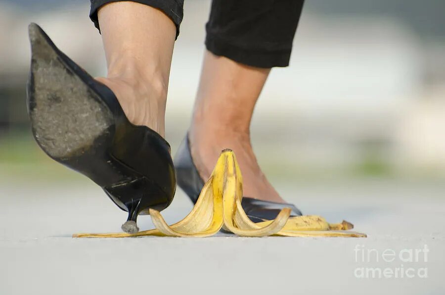 Человек кожура. Кожура банана на земле. Кожура банана валяется на земле. Нога на банановой кожуре. Подскользнуться на кожуре банана.