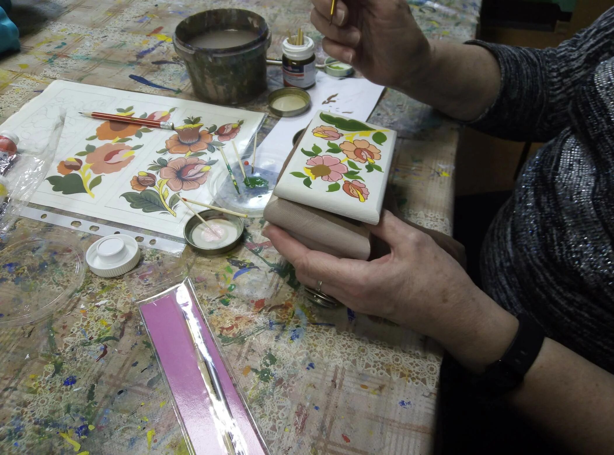 горячий батик. художник росписи по дереву. работа художнику роспись москва. работа художнику роспись москва. художник росписи по дереву специальность.