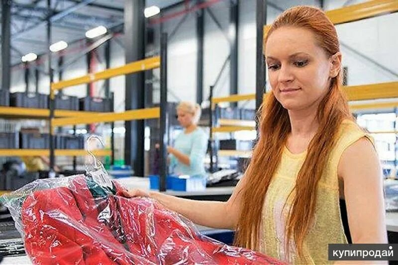 Упаковщики фасовщики фото. Кладовщик женщина. Упаковщик в теплый склад. Упаковщица мороженого. Упаковщики фасовщики.