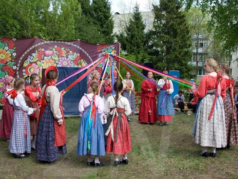 Красная горка дата. Красная горка в 2023. Красная горка праздник на Руси. С красной горкой красной горкой. Гулянья на красную горку.