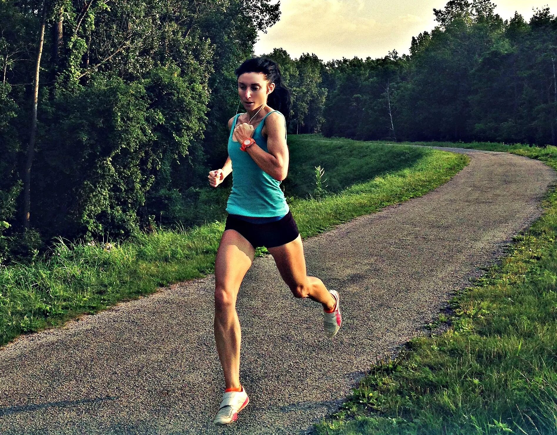 бег много лет. бег мускулатура. звезды на пробежке. спорт бег. бег джоггинг.