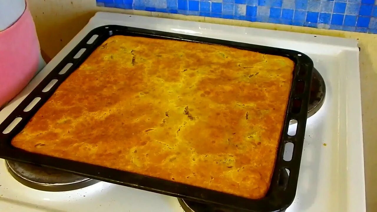 Поставить пирог в духовку. Выпекание в духовке. Пироги пекутся в духовке. Выпекается в духовке. Выпекание пирога в духовке.