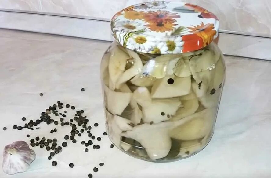 Грузди маринованные. Маринад под грузди. Грузди в томатном соусе на зиму. Маринад для груздей. Грибы грузди соленые.