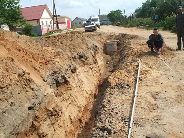 Землеройные работы зимой. Земляные работы. Нарушения при производстве земляных работ. Обрушение стенок траншеи. Шахты копание.