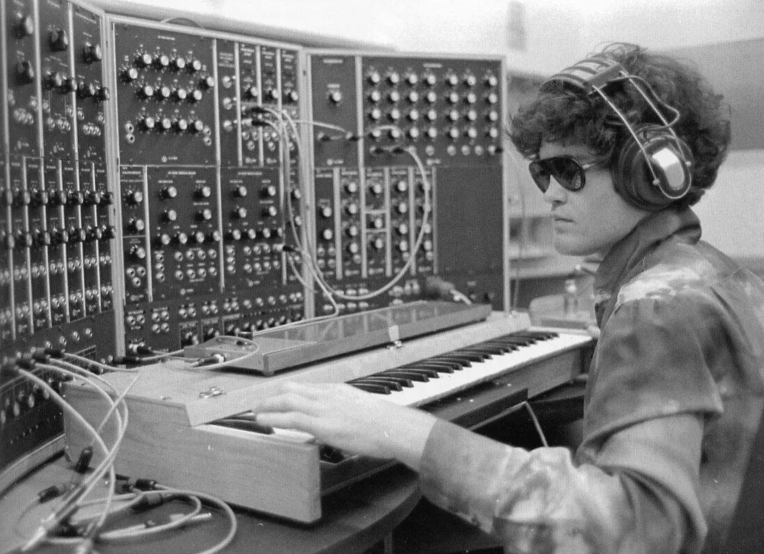 Обложка 90-х. Жан мишель жарр в 80. Синтезатор moog 20 век. Электронную музыку 90 годов. Электронную музыку 90 годов.