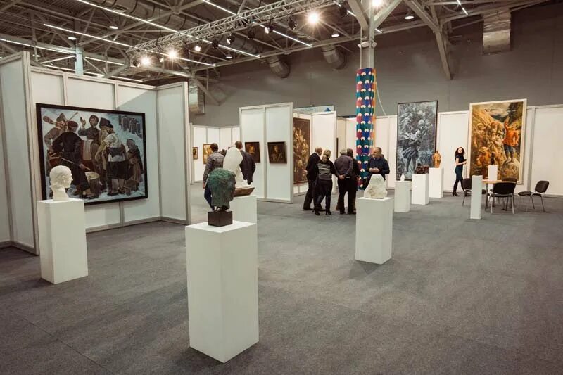 Мрачная фотовыставка. Выставочный зал пермь выставка. Центральный выставочный зал г. Перми. Выставочный зал пермь выставка.