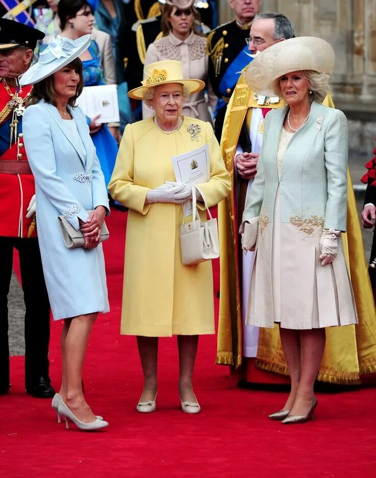 Yaaas Queen: We Look Back at Queen Elizabeth II's Best Style Moments Reina eliza