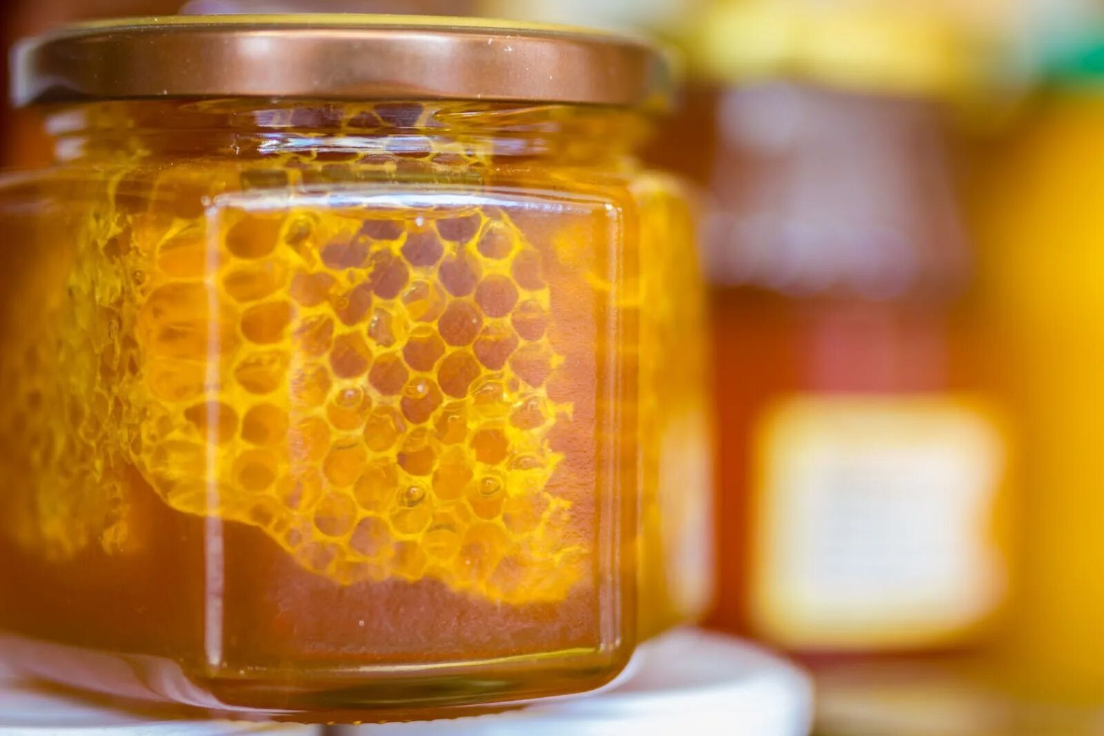 Ли мед. Мёд в сотах. Цветочный мед в сотах. Мед в сотах в банках. Мед в банках соты.