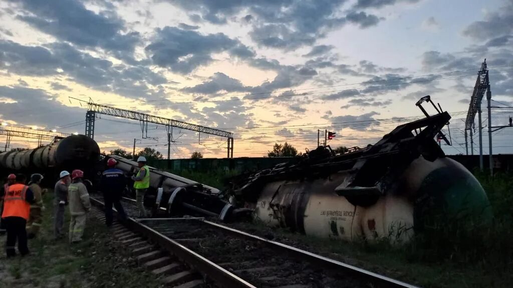 Поезд сошел с рельс россия. Сход вагонов ДВЖД. ЖД станция протока. Сход на РЖД на станции протока цистерн в Славянске на Кубани в 2022г. Крушение поезда в Тульской области.