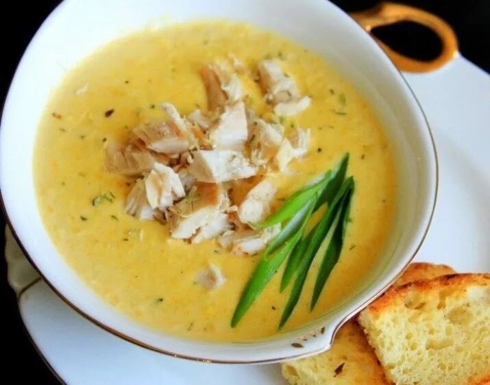 Сырный суп пюре с курицей. Суп пюре с курицей. Крем суп из картофеля и курицы. Куриный крем суп. Суп-пюре картофельный с гренками.