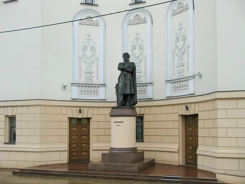 Памятник Пушкину в Казани. Памятник Пушкину Казань у театра. Памятник Пушкину на улице Пушкина в Казани. Театр оперы и балета памятники Пушкину и Тукаю в Казани. Культурный центр пушкина