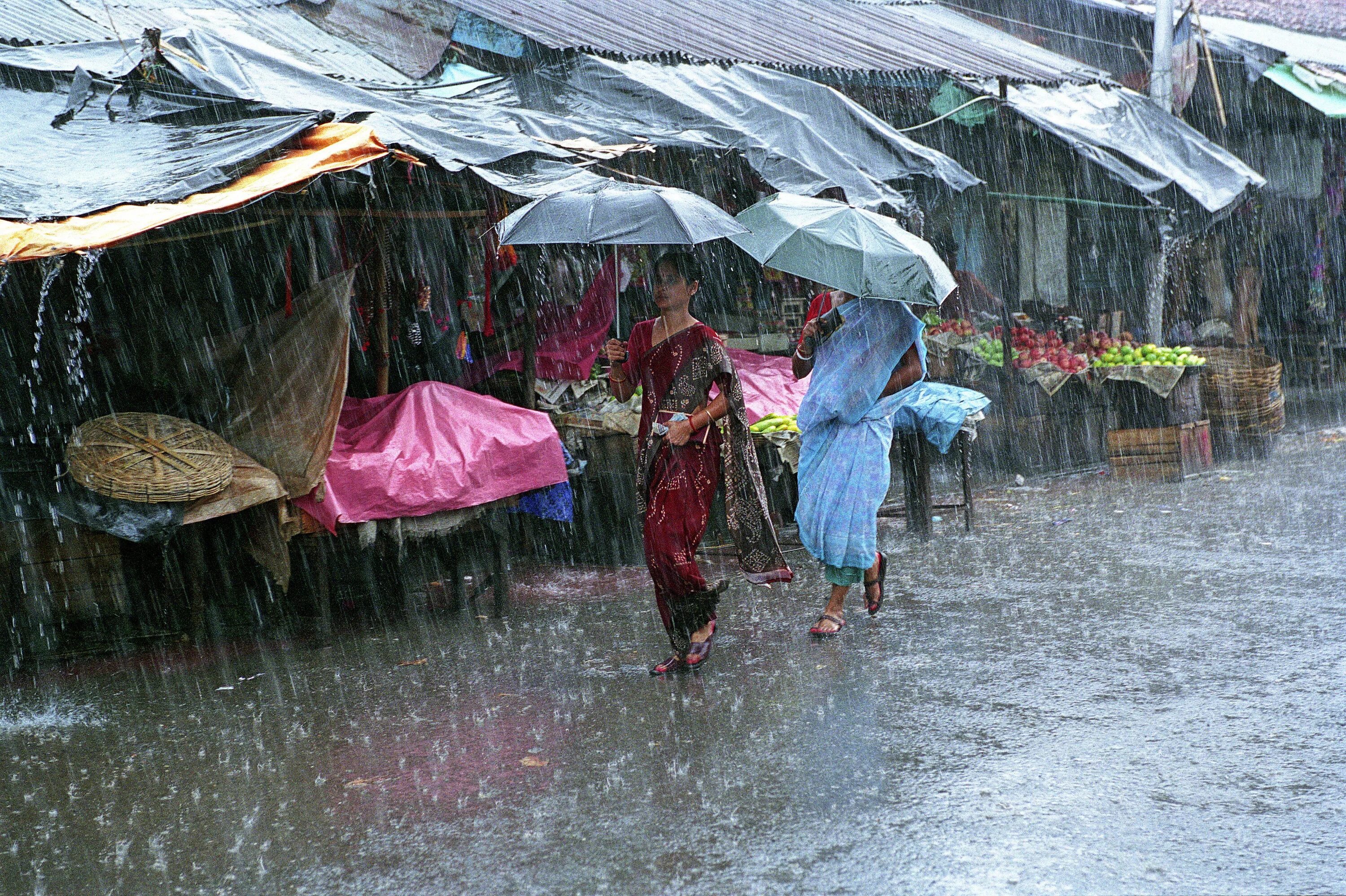 Rains waste. Климат Черрапунджи. Черапунджи ливни. Черрапунджи люди.