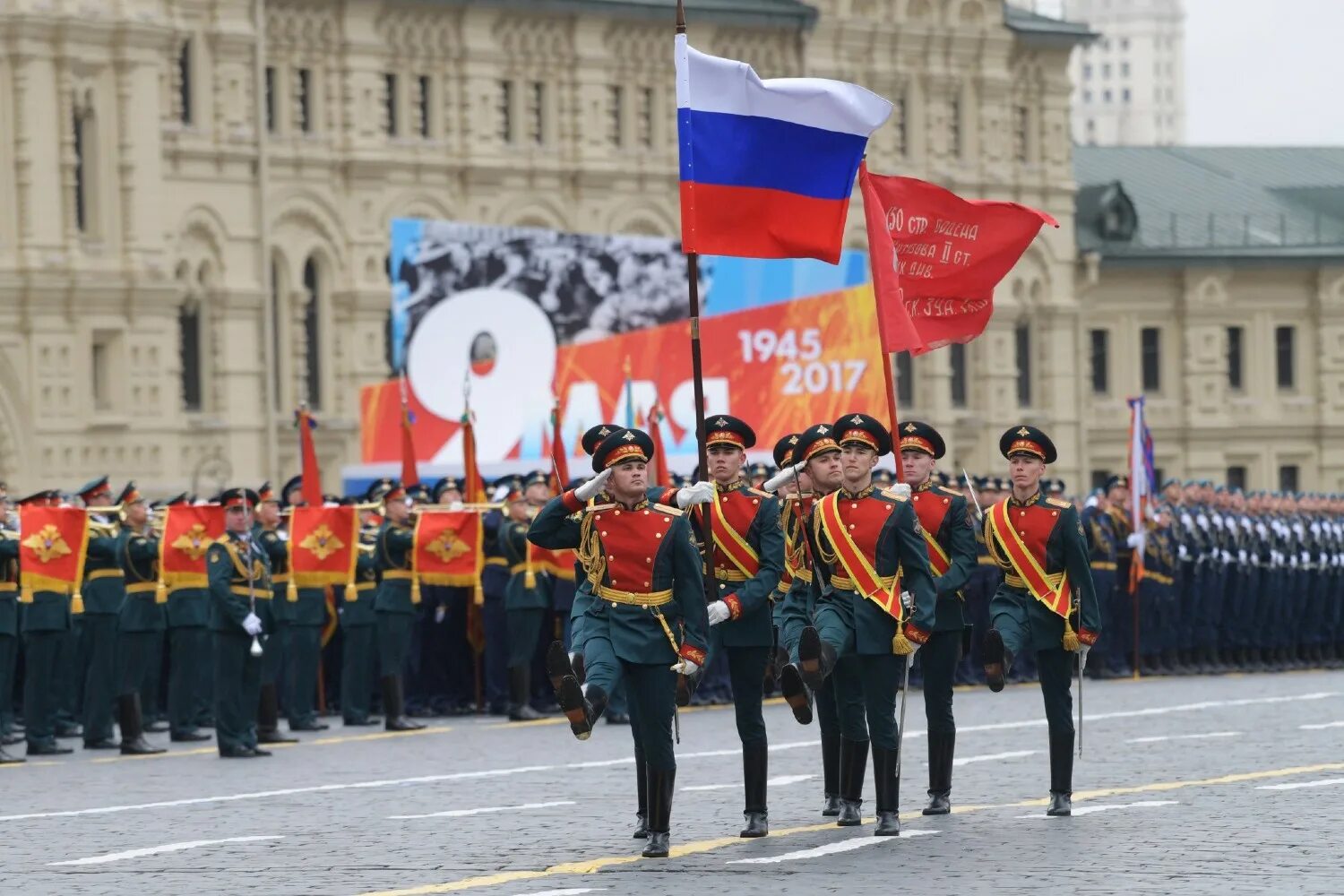 Парадом рф. Знаменная группа Преображенского полка. Знамя Победы на параде в Москве. Парад на красной площади 9 мая 2015 года. Россия парад Победы.