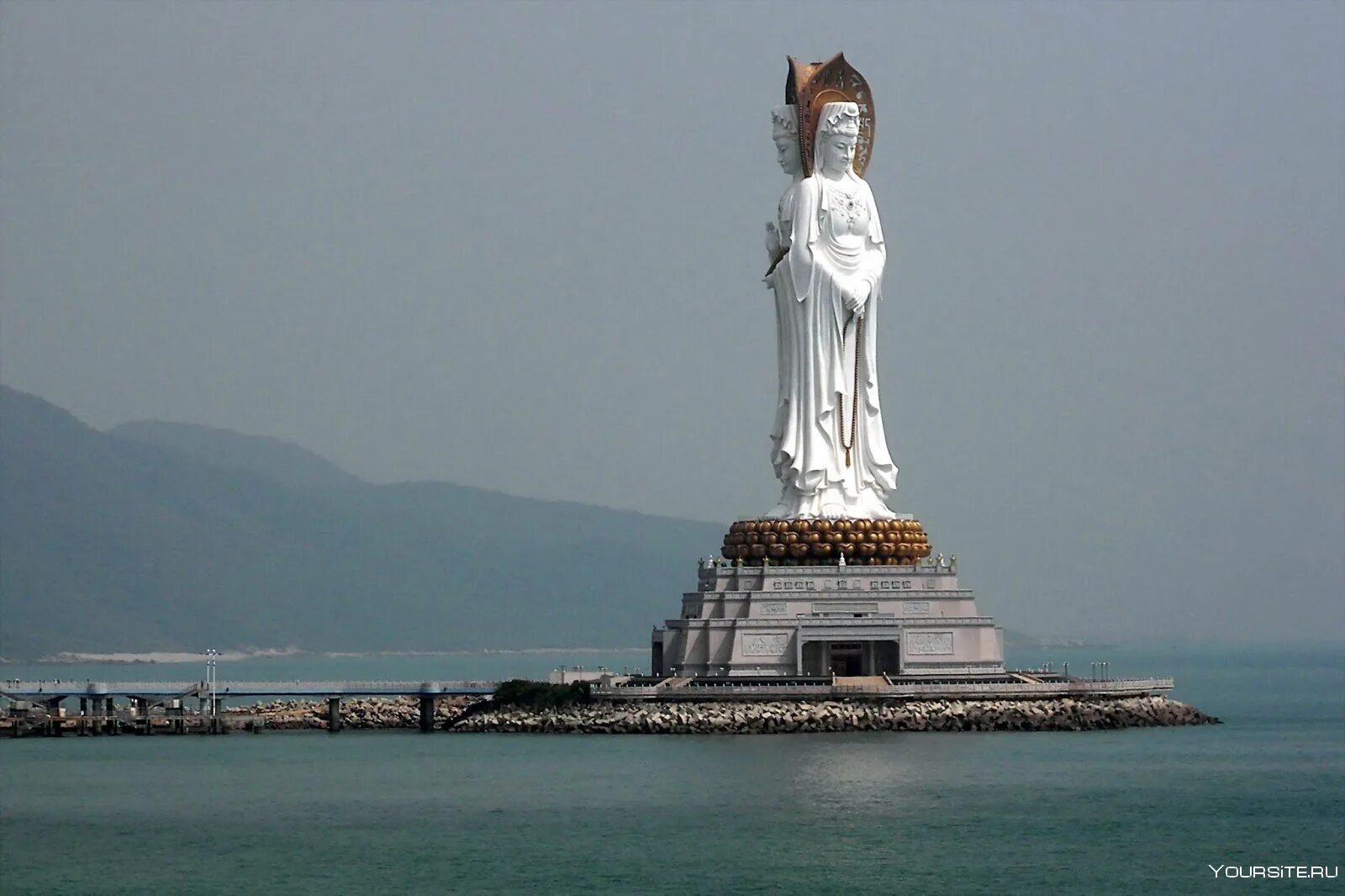 Центр буддизма. Гуань Инь статуя. Статуя Богини Гуаньинь. Статуя Гуаньинь в Китае. Санья статуя.