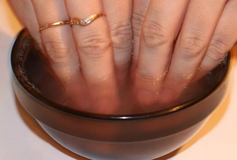 Срез кутикулы кусачками. Как избавиться от заусенцев. Обрезной маникюр. Классический оберазнный маникюр. Классический обрезной маникюр.