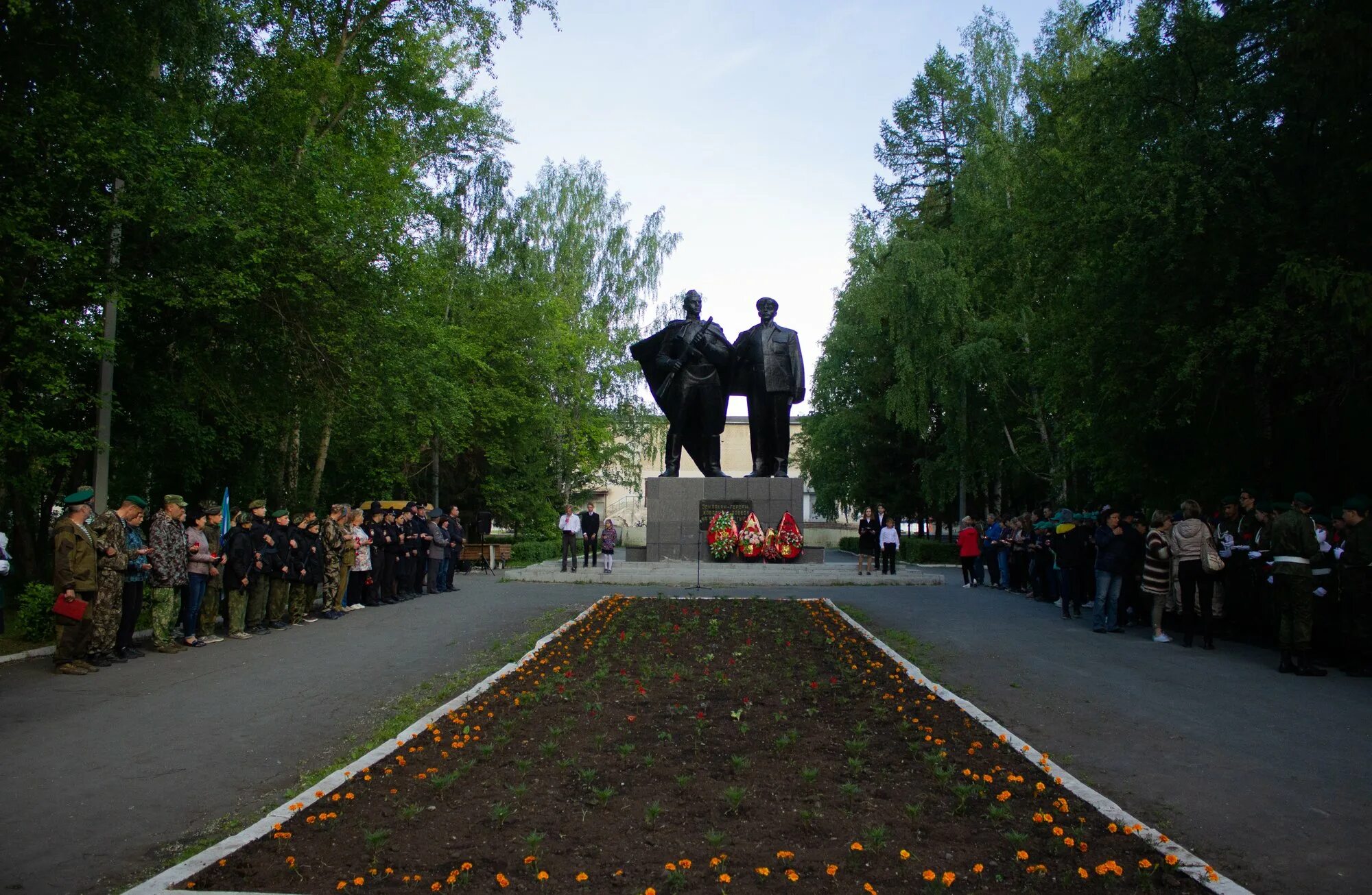 Парк победа памяти. Парк Победы Ревда. Парк победа в городе Ревда. Парк города Ревда. Ревда парк Победы мемориал.