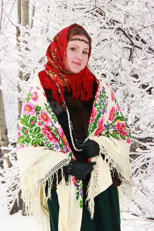 Зимняя фотосессия в русском стиле в платке. Женщина в платке. Девушка в русском народном платке. Девушка в платке Масленица.