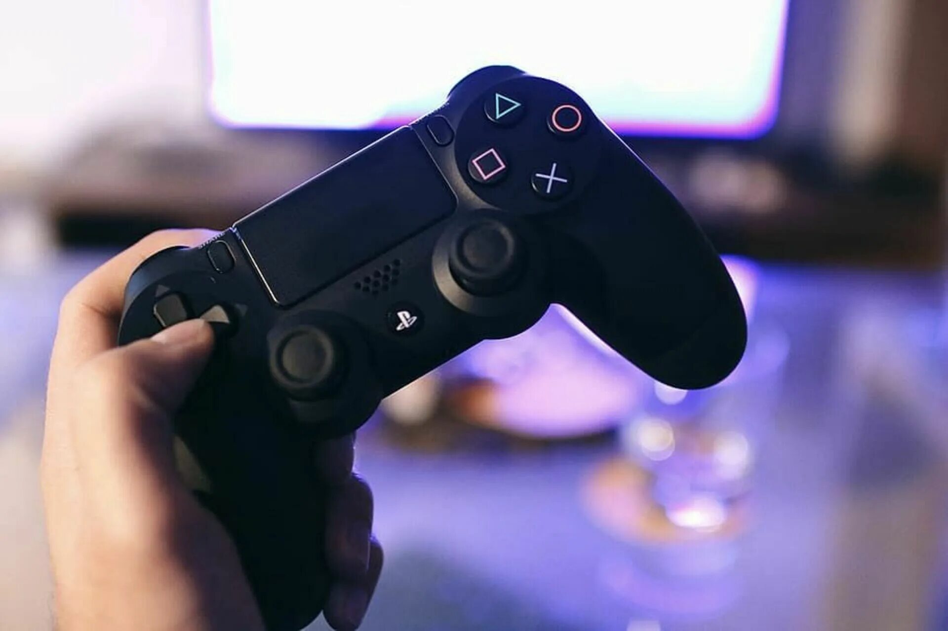 Друзья играют в ps4. Playstation 5. ps5 dualshock 5. playstation 5 with ps4 joystick. dualshock 4.