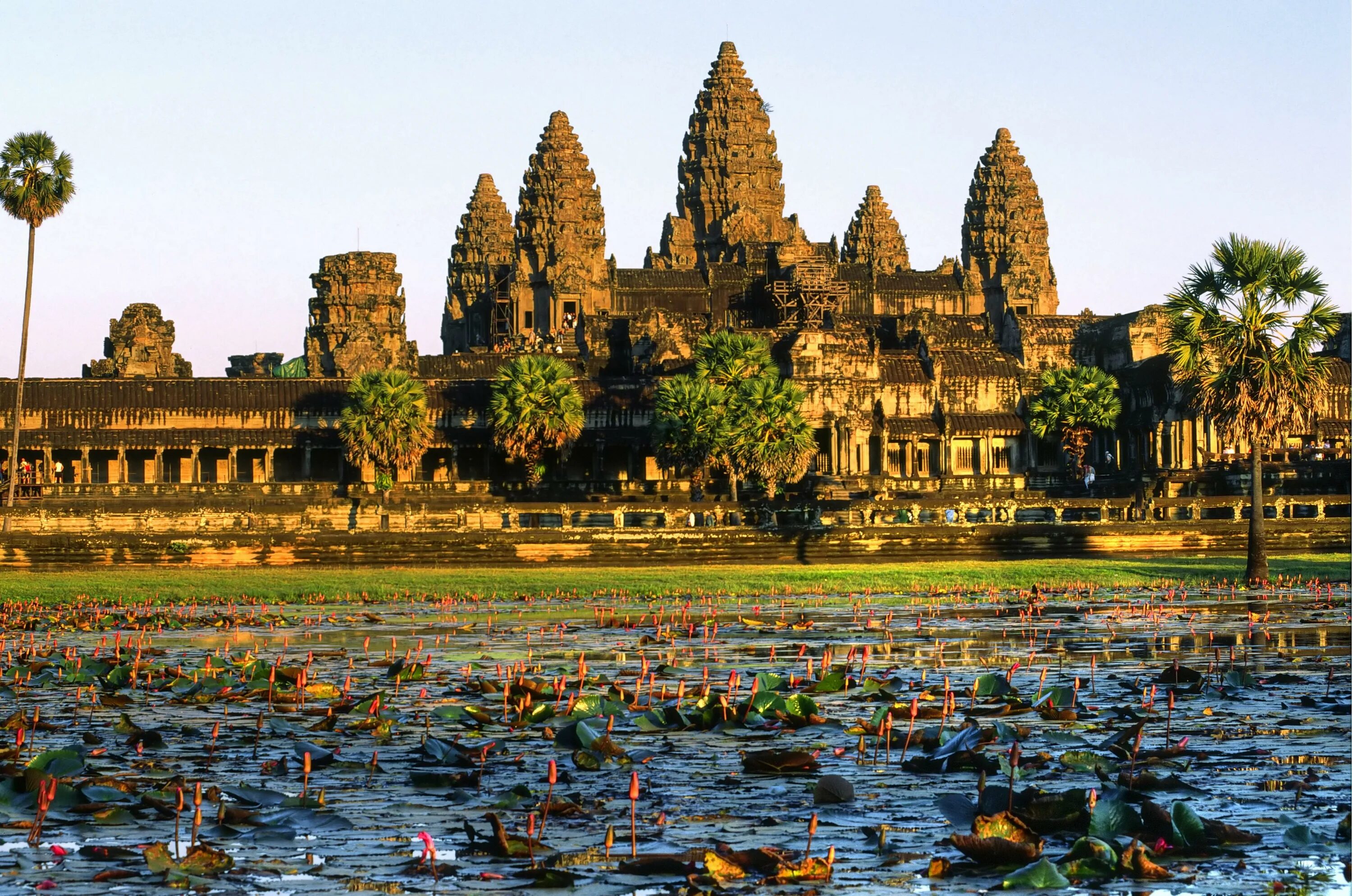 Ангкор-ват, Сиемреап, Камбоджа. Камбоджийский храм Ангко́рвоат. Храм Ангкор ват. Ангкор-ват ("город-храм") Камбоджа.