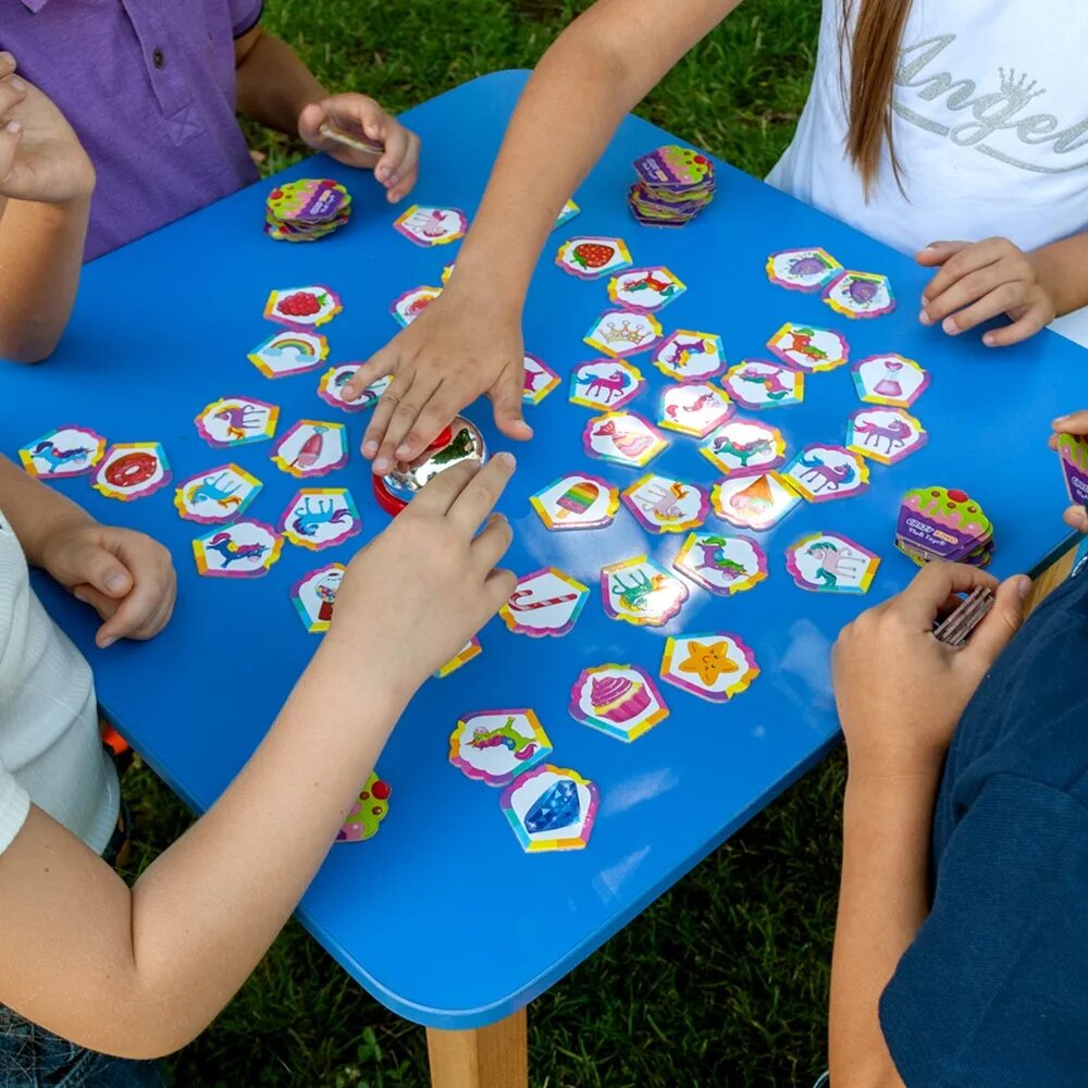 Игра со стикерами на лбу. Игра со своими друзьями. Трое друзей. Игры для детей. Детская игра со стульями.